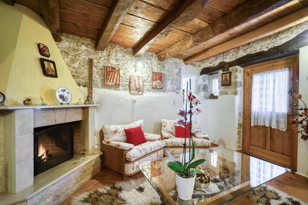Апартаменты Traditional Cretan Stone House In The Center Of Crete